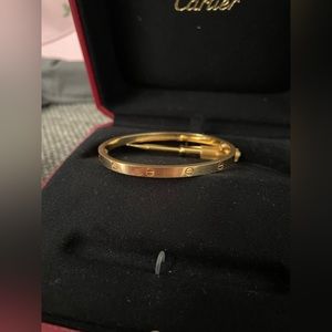 Cartier love bracelet size small size 15.💗⚡️